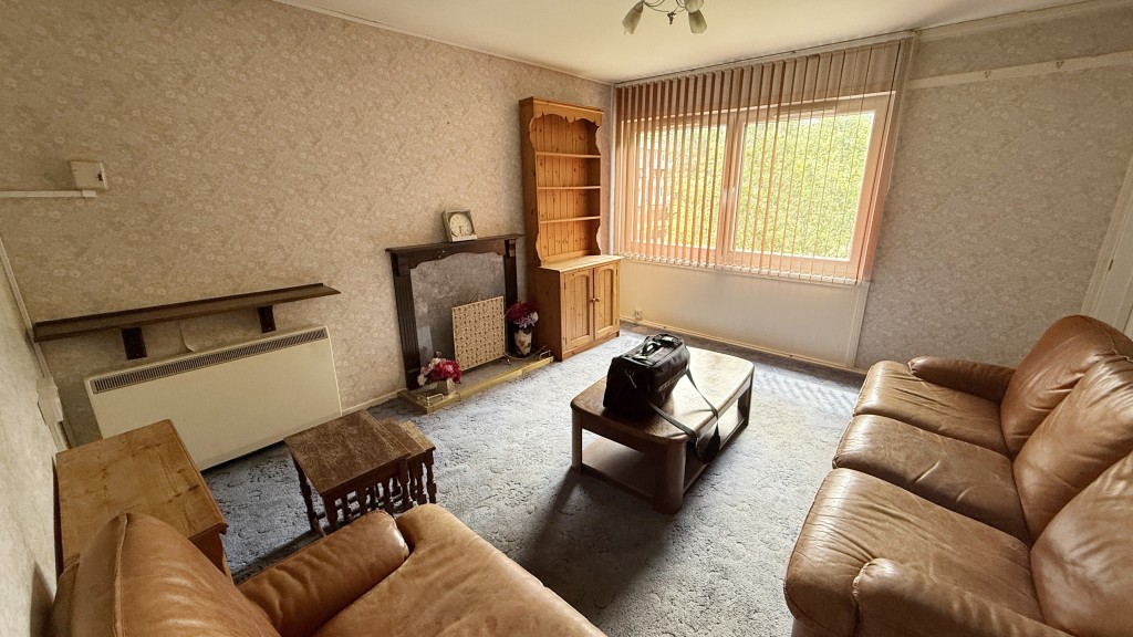 Lot: 78 - VACANT ONE-BEDROOM TOP FLOOR FLAT REQUIRING IMPROVEMENT - Internal view of living room